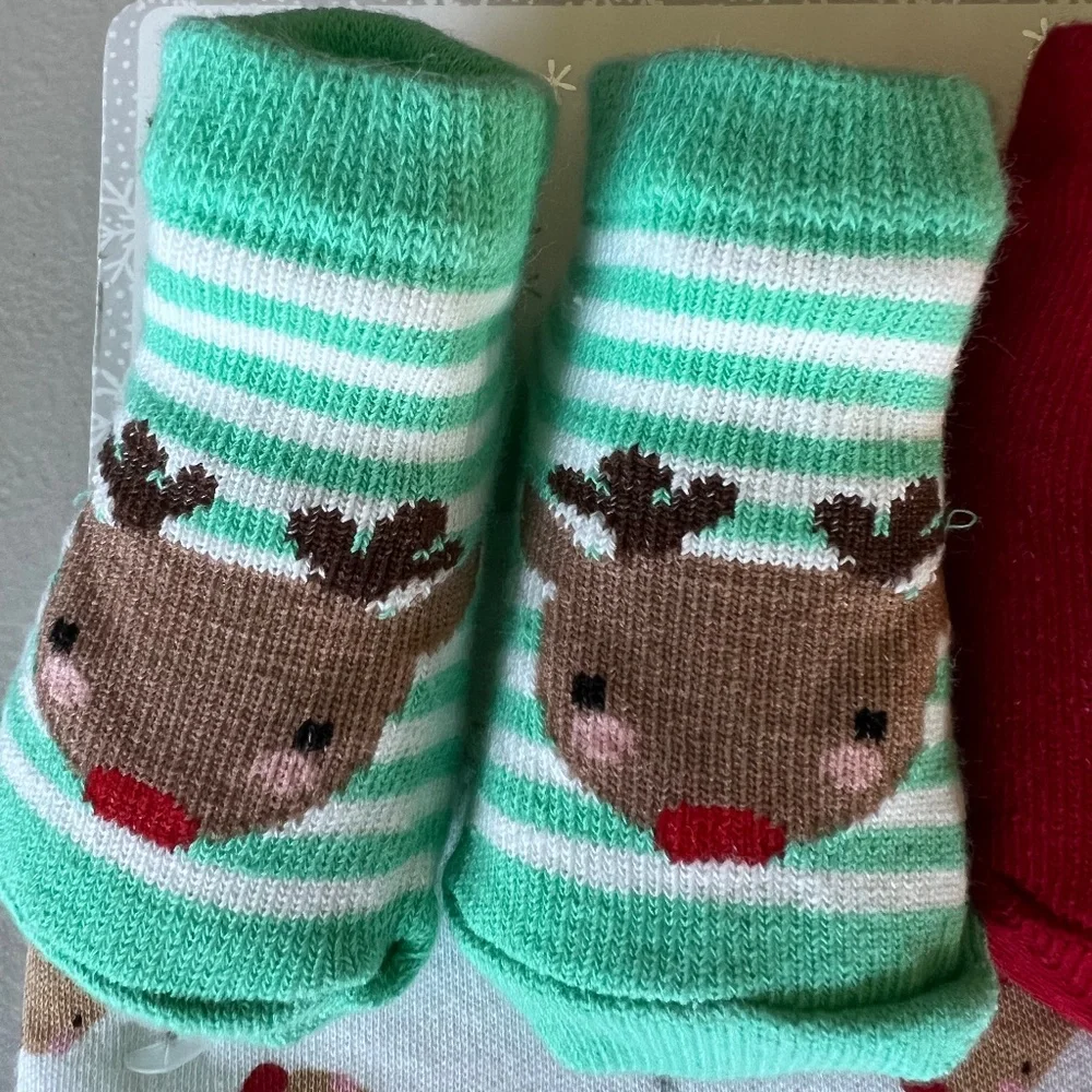 NWT - Christmas 5 Piece Set - 2 Pairs Booties, 3 Bandana Bibs - 0-6 mont…